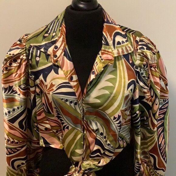 Truth Women’s large balloon puff sleeve hook/ loop closure tie front cropped top - Picture 2 of 16